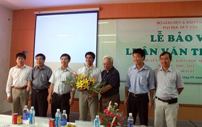 Học viên Trần Lê Thăng Đồng nhận hoa chúc mừng của Hội đồng chấm luận văn