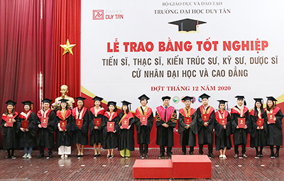 Đại học Duy Tân Tổ chức Lễ trao bằng Tốt nghiệp Tiến sĩ, Thạc sĩ, Kiến trúc sư, Dược sĩ và Cử nhân đợt tháng 12/2020